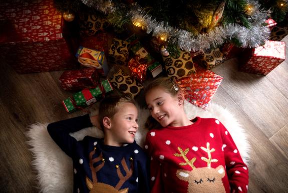 Kinderen bij de kerstboom | De Katjeskelder