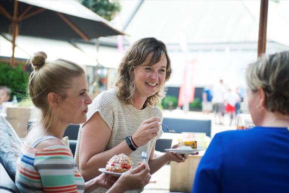 Gebak eten op het terras | De Katjeskelder
