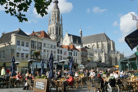 Terras op de markt van Breda | Ontdek de omgeving van De Katjeskelder